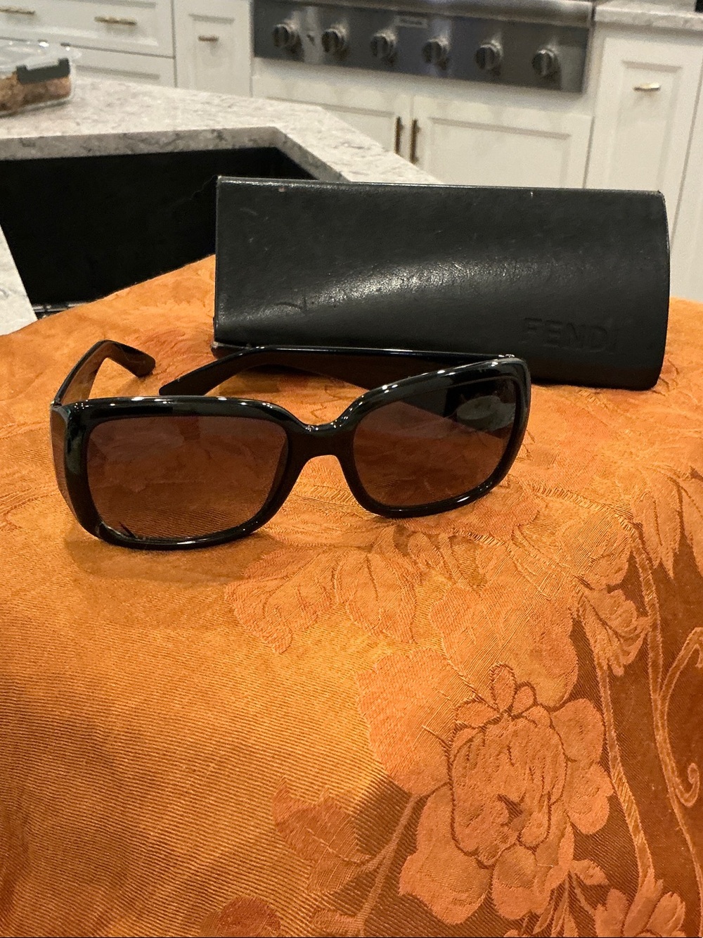 Fendi Black Gloss Oversized Women's Sunglasses (Broken Lens)